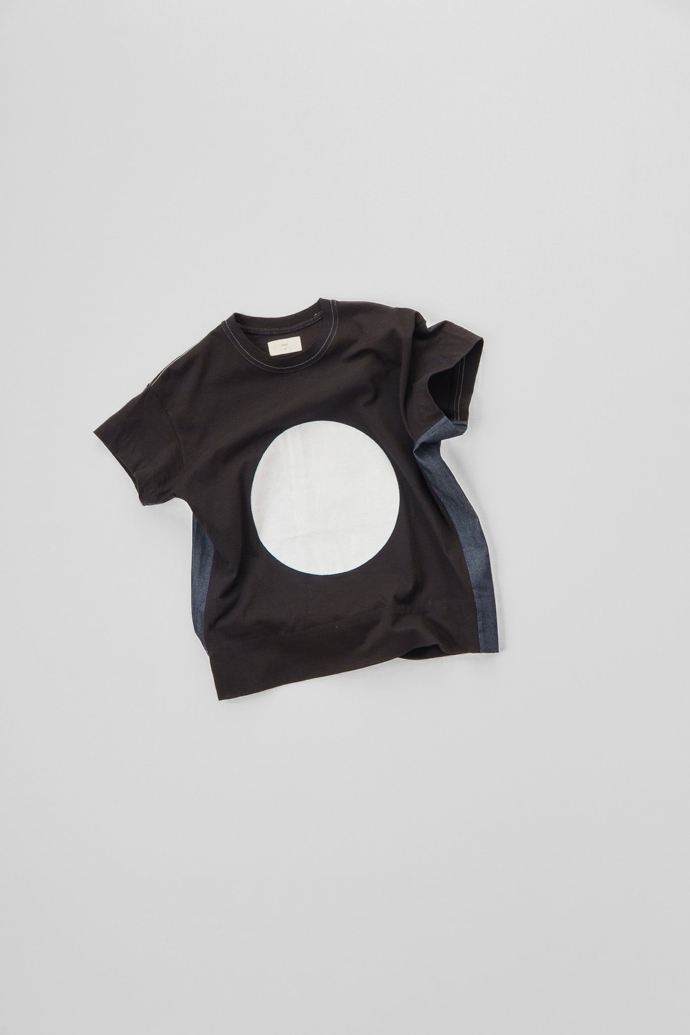 BLACK DISQ T-SHIRT