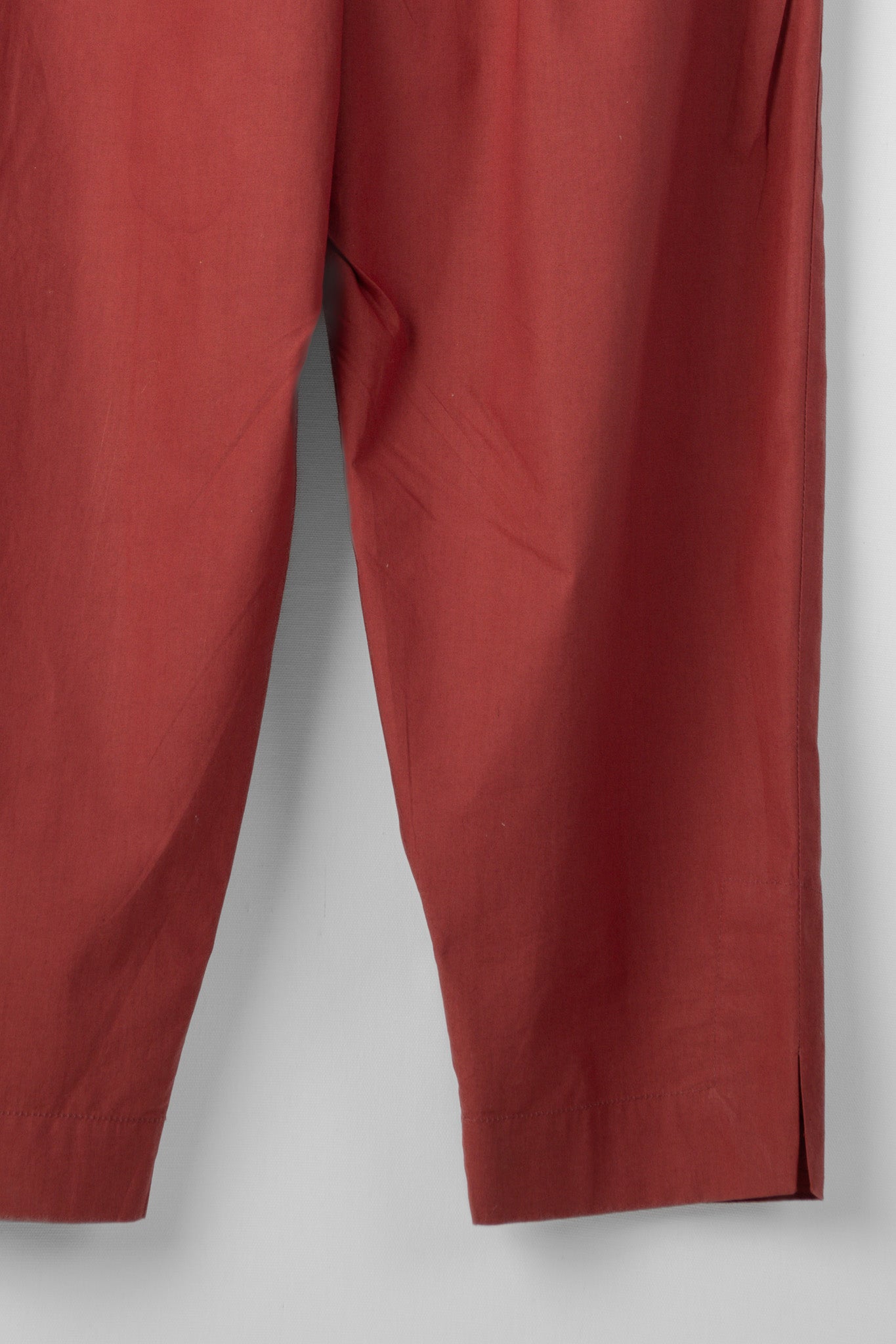 RED TUCK PANT.