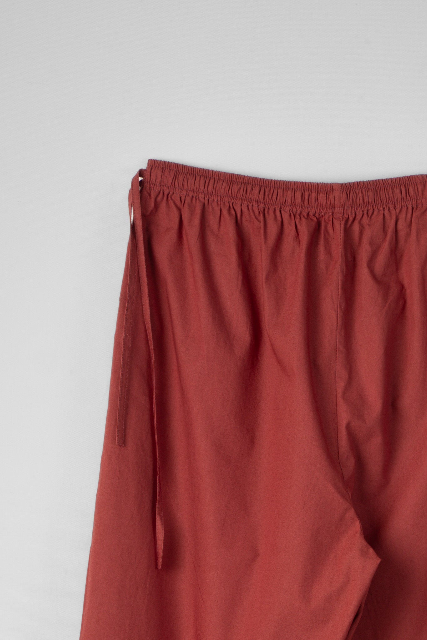 RED TUCK PANT.